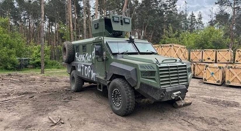 Váratlanul begurult az "apokalipszismobil" a háborúba — nem találja ki honnan szerezték az ukránok a fegyveres szuperjárgányt