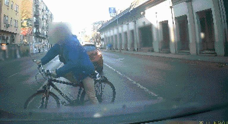 Belerúgott az autóba a biciklis, egy másik hozzávágta a kerékpárt Budapesten