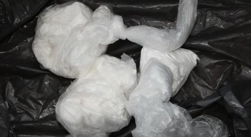 Rejtett drograktár a csomagtartóban – rekordmennyiség került elő