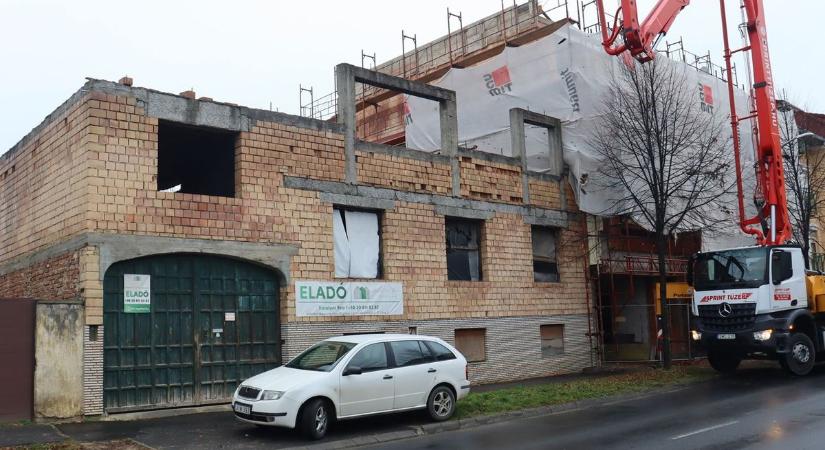 Eltűnik a félbehagyott családi ház torzója – vajon mi épül a helyén? Utánajártunk