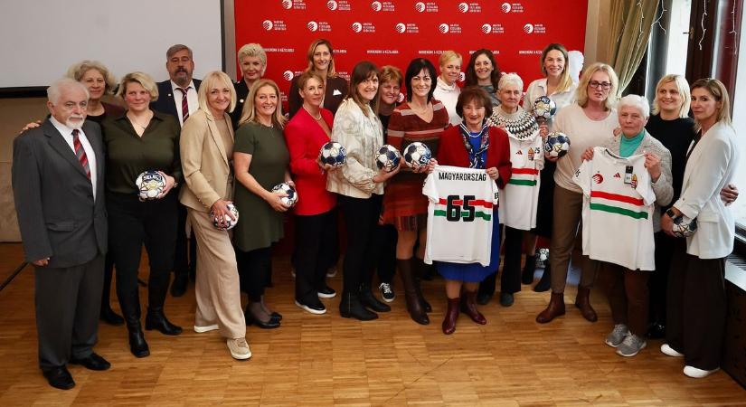 Klujber Katrin mutatta be a világbajnok elődök ihlette új válogatott mezt