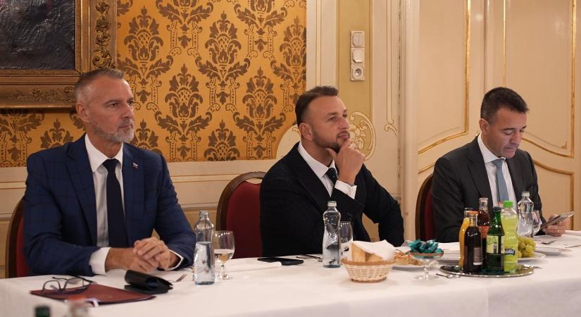 Király Zsolt: Süllyed a Hlas, borulhat a koalíció – Gubík már csak a Titanic farhídján kapaszkodhat