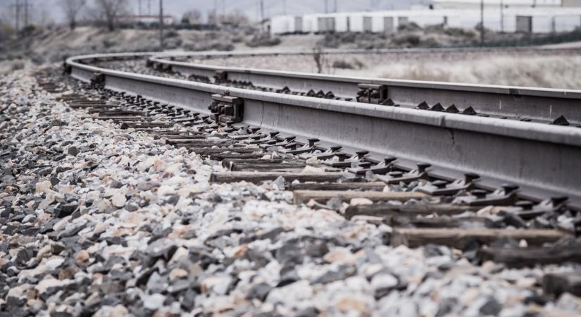 Most érkezett: 50 utassal a fedélzetén balesetezett egy vonat Magyarországon, nagy a baj