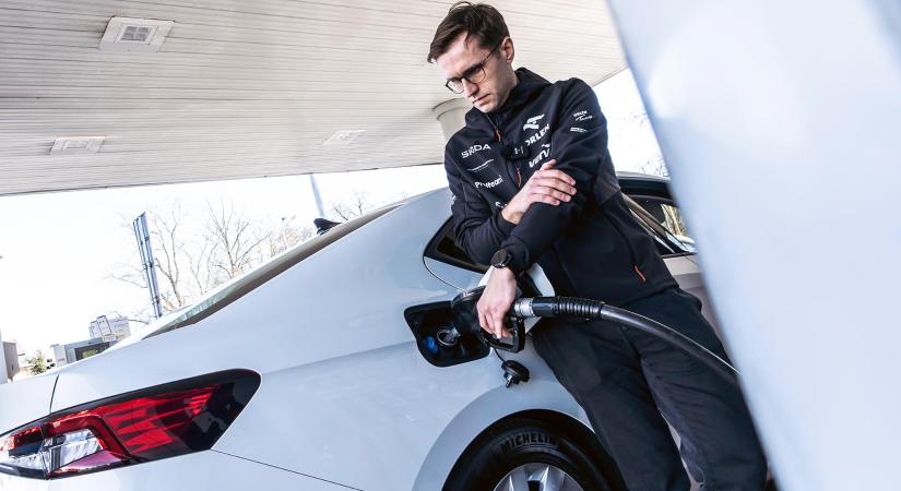 2831 kilométert autóztak egy tankkal egy Škoda Superbbel