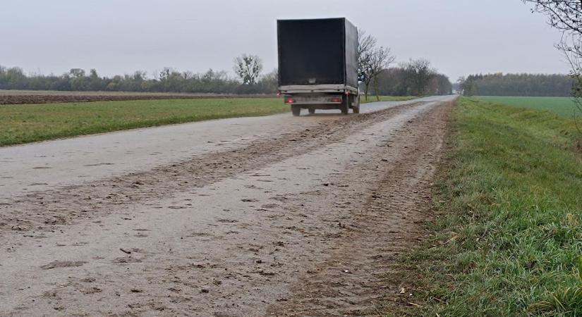 Videó az útra hordott sárról, rendkívüli balesetveszélyes, kötelező lenne letakarítani