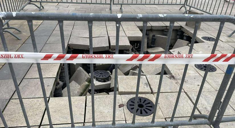 Beszakadt a Széchenyi tér burkolata egy teherautó alatt