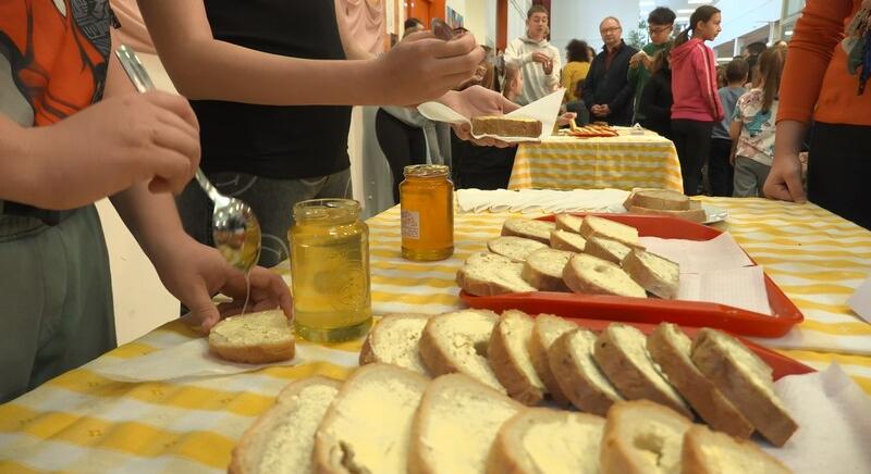 Mézzel édesítették meg a diákok napját