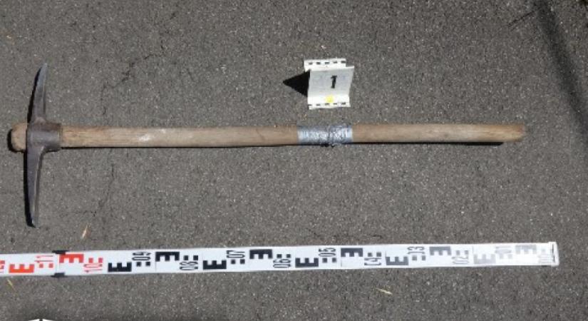 Csákánnyal akarta megölni élettársát egy férfi