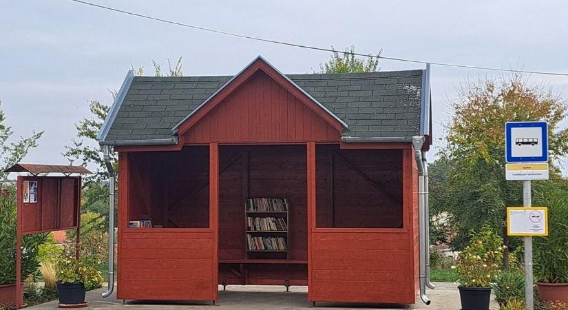 Buszra vár? Mostantól könyvet is olvashat a györei megállóban!