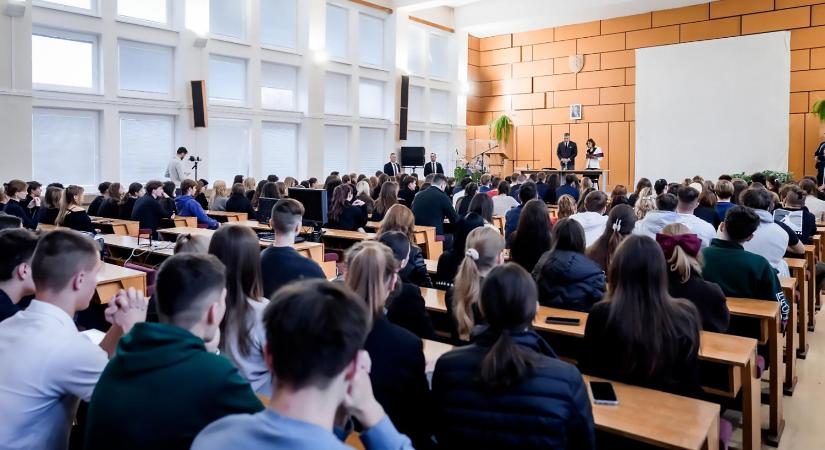 Kivonultak diákok Robert Fico előadásáról, miután a szlovák miniszterelnök azt mondta nekik, ha támogatják a háborút, menjenek harcolni Ukrajnába