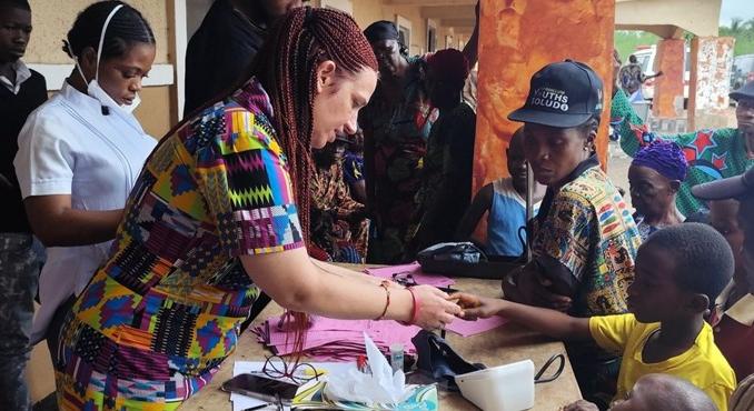 Maláriásan, lázasan, de gyógyít – napi 400 beteget lát el a magyar doktornő Afrikában