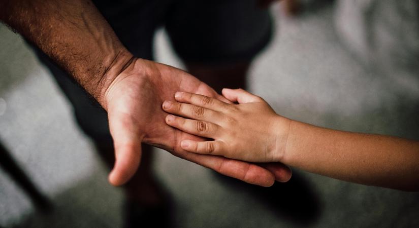 Új gyámügyi álláshelyek, pótlékok növelése: mutatjuk, milyen intézkedéseket vezet be a kormány – videóval