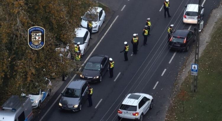 Telefonoztak vezetés közben a sofőrök