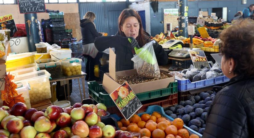 Színes zöldség kavalkád várta a vásárlókat a Kaposvári Nagypiacon