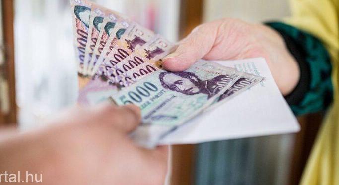 Megkezdte a novemberi és a visszamenőlegesen megemelt nyugdíj kézbesítését a Magyar Posta