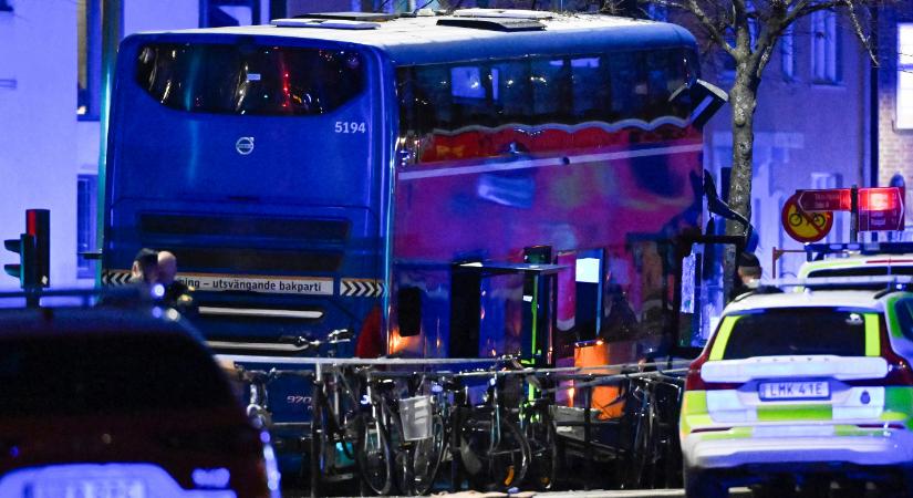 Több ember meghalt, mikor Stockholm központjában egy busz egy megállóba hajtott