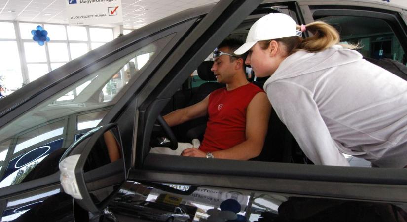 Autóforradalom Pécsen: új márka, új szalon, óriási érdeklődés