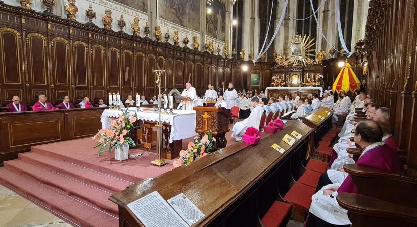 Orosch János érsek atya megnyitotta a 2025-ös, jubileumi nagyszombati novénát