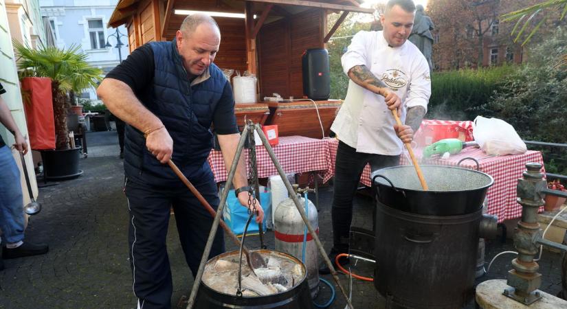 Jótékony halászlevek csatáztak Kaposvár főterén