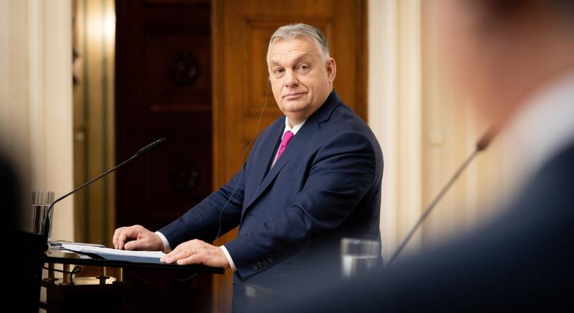 Már árulják az Orbán-firkás pólókat és pulcsikat, ennyibe kerülnek