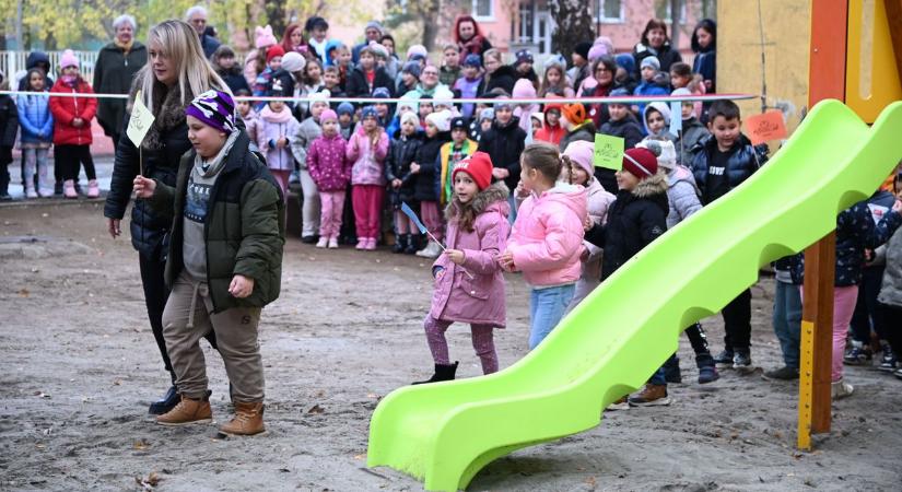 Játszóteret adtak át a Szolnoki Kőrösi Csoma Sándor Általános Iskola és AMI udvarán