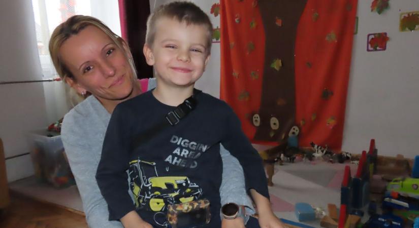 Az öt éves Zétény és családja példásan és fegyelmezetten küzd a bajjal - fotók, videó