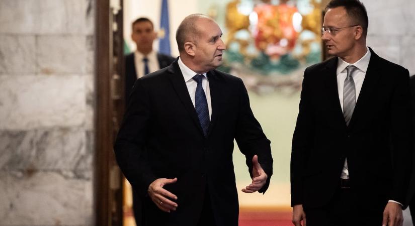 Szijjártó nem a migrációs paktum miatt mehetett Szófiába, hanem a Lukoil-vállalat megvásárlásáról tárgyalt