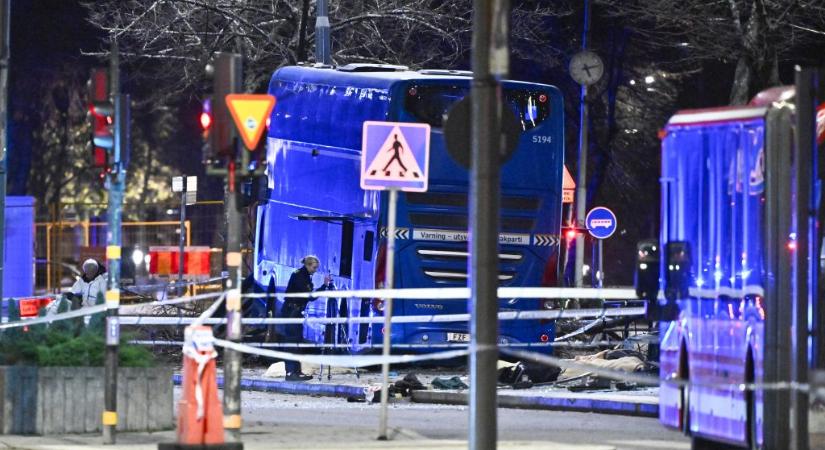 Emeletes busz hajtott egy megállóba Stockholmban, többen meghaltak