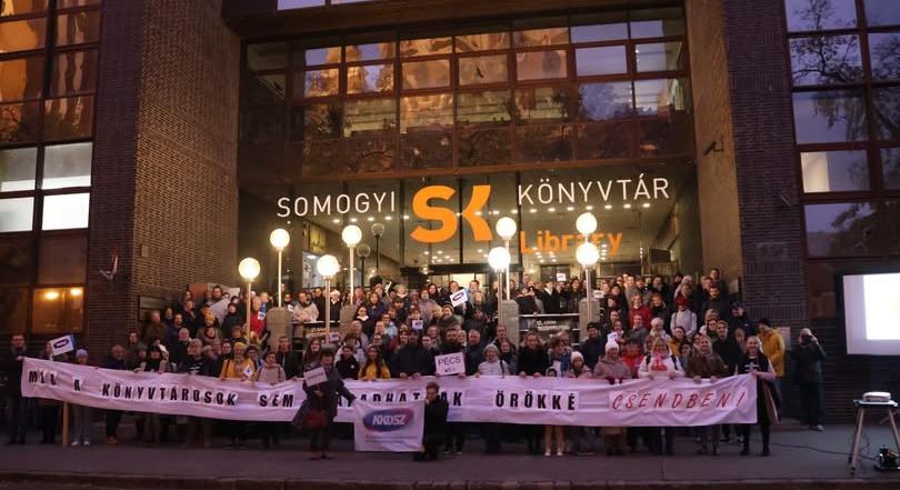 Szegedi könyvtárosok is demonstráltak: a megalázó bérekre hívták fel a figyelmet