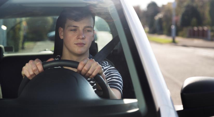 Olyan hosszú a várólista, hogy a hadsereg vizsgáztatja a tanulóvezetőket