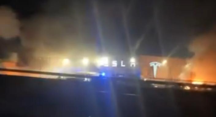 Pusztító tűz, két tucat Tesla égett ki egy kereskedésben