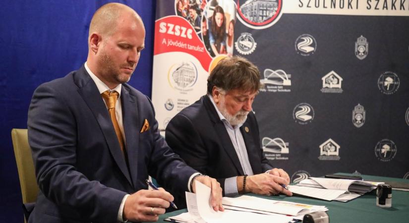 Szolnoki Szakképzési Centrum: hétfőtől épülhet a kétszintes tanműhely