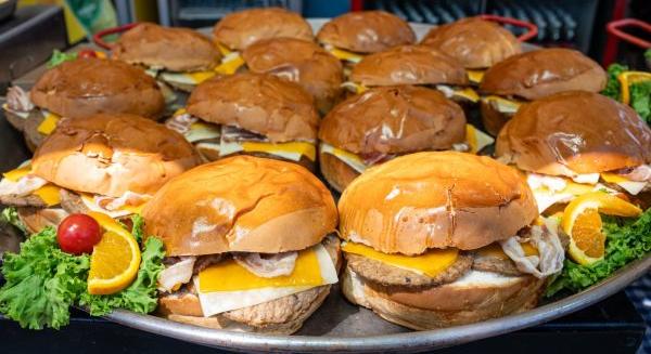 Viccnek indult, tragédia lett belőle: egy hamburger küldte lélegeztetőgépre a 22 éves férfit