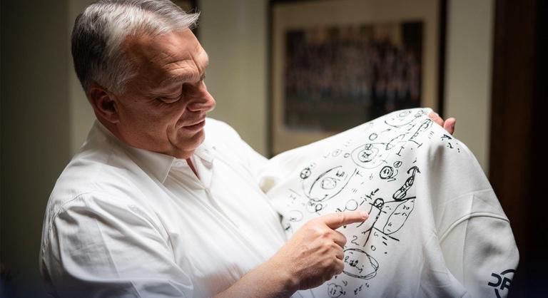 „Az ország kedvenc jegyzete” – Már rendelni lehet az Orbán Viktor firkálását ábrázoló pulóvereket