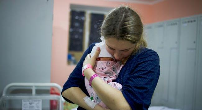 Zelenszkij aláírta a törvényt az 50 ezer hrivnya szülési támogatásról