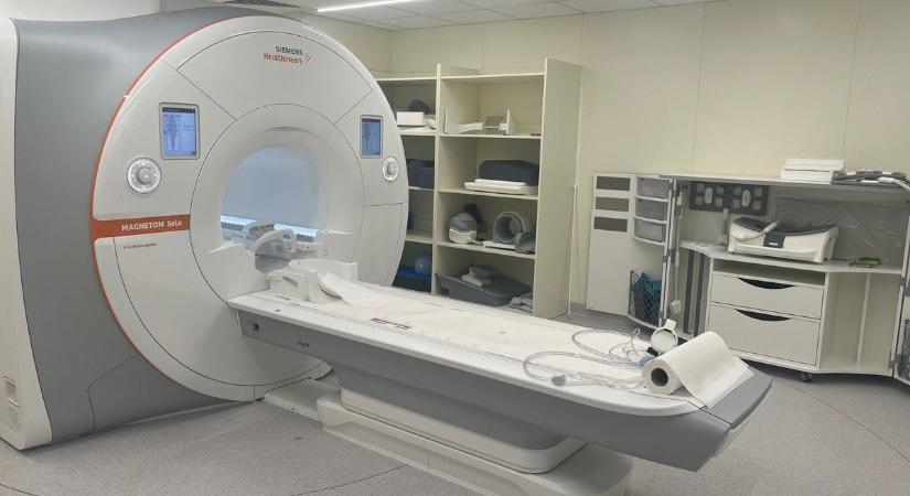 Jó hír a betegeknek! Pár nap és használható az új MR-készülék a kórházban