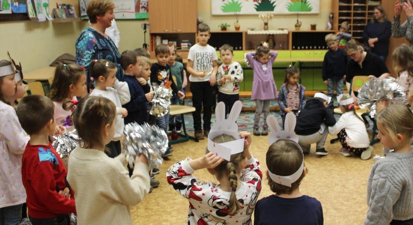 Jó döntés a magyar iskola! Egykori tanulók hozták el ma leendő elsőseiket a Czuczor Gergely Alapiskolába