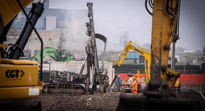 Bármennyit is csúszik, a külögy szerint mindig a tervezett ütemben épül Magyarország tengeri kikötője Triesztben