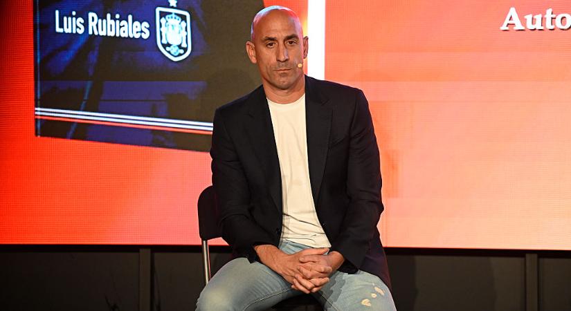 Tojással dobálták meg Luis Rubialest a saját könyvbemutatóján – VIDEÓ