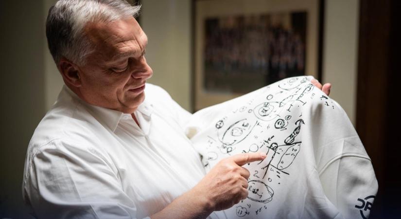 Orbán Viktornak már van jegyzetes pulcsija, meg is mutatta