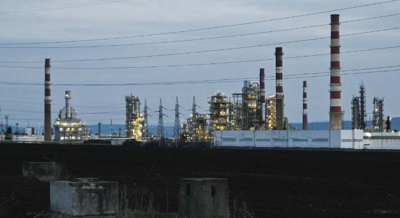 Ingyen vihetik a Lukoil terminálját, megvan, hogy kire cserélik az oroszokat – a szerződést aláírták, ők pumpálhatják az olajat