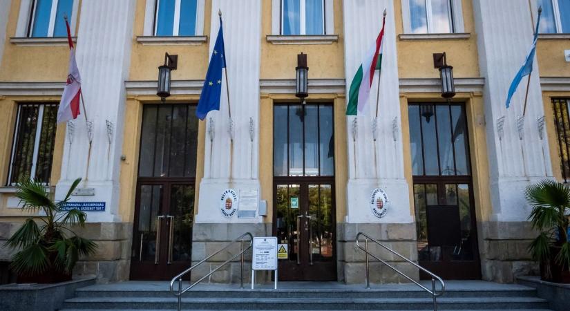 "Bomba fog robbanni a zalai bíróságon!" - fenyegető hívás érkezett a nyilvános telefonfülkéből