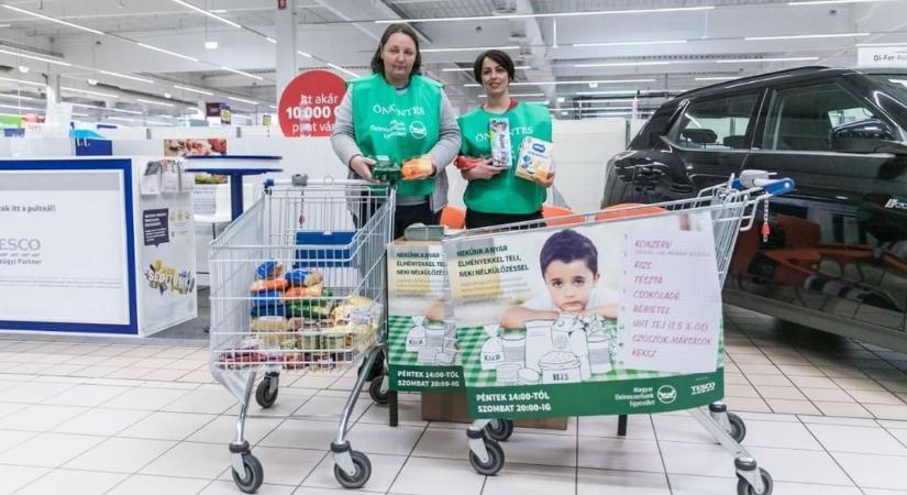 Adománygyűjtés a nagy Tescóban – összefogás a dunaújvárosi családokért