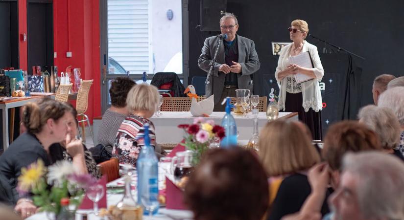 Ki mondta, hogy csak a fiatalok tudnak bulizni? – 50 éves Márton-napi borünnep a kertbarátokkal!