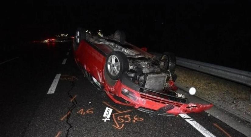 Drámai pillanatok a 6-oson: szalagkorlátnak csapódott egy autó