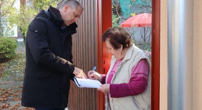 Így ajándékozza meg a város az 65 év felettieket ünnepre: elkezdték kézbesíteni a 15 ezres utalványokat Makón – videóval