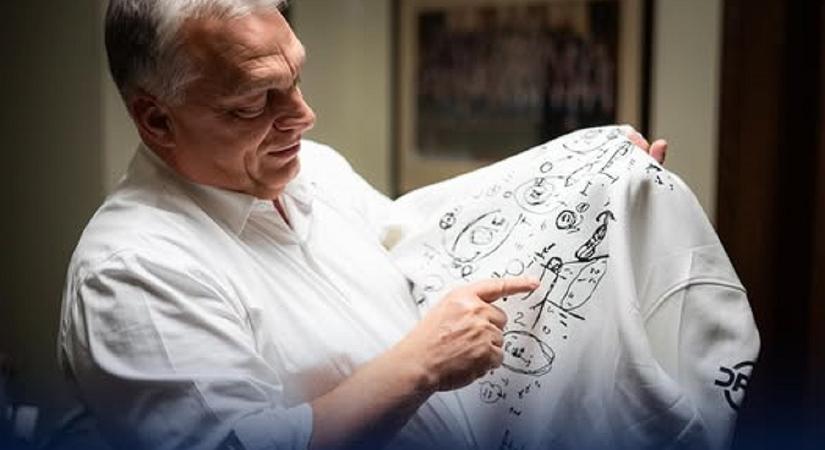 Üzletel Orbán Viktor, pulóveren árulja firkálmányát