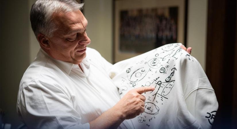 Új szintre lépett a rajz körüli láz: Orbán Viktor bemutatta pulóverét, ami még jó célokat is szolgál