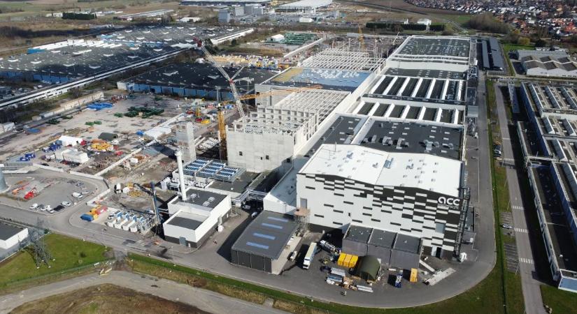 Hatalmas blama: újabb nagy európai akkumulátorgyártó cég van az összeomlás szélén – a Mercedes is érintett