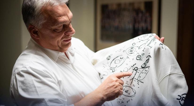 Már megvásárolhatóak a pulóverek és a pólók "az ország kedvenc jegyzetével"